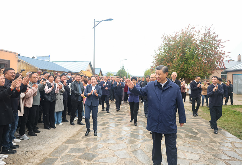 9月6日至8日，中共中央總書記、國家主席、中央軍委主席習(xí)近平在黑龍江考察。這是6日下午，習(xí)近平在大興安嶺地區(qū)漠河市北極村考察時(shí)，向當(dāng)?shù)厝罕姄]手致意。
