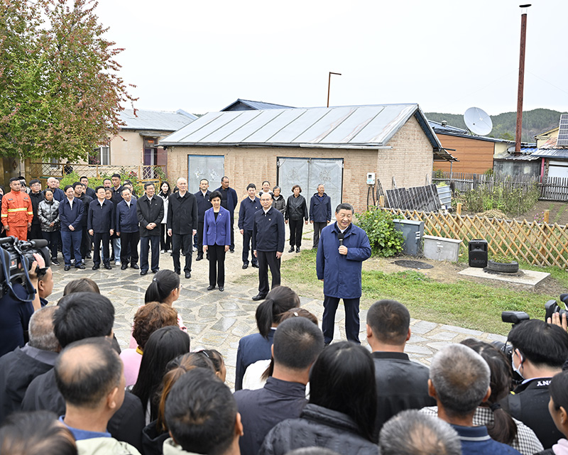 9月6日至8日，中共中央總書記、國家主席、中央軍委主席習(xí)近平在黑龍江考察。這是6日下午，習(xí)近平在大興安嶺地區(qū)漠河市北極村考察時(shí)，同當(dāng)?shù)厝罕娪H切交流。