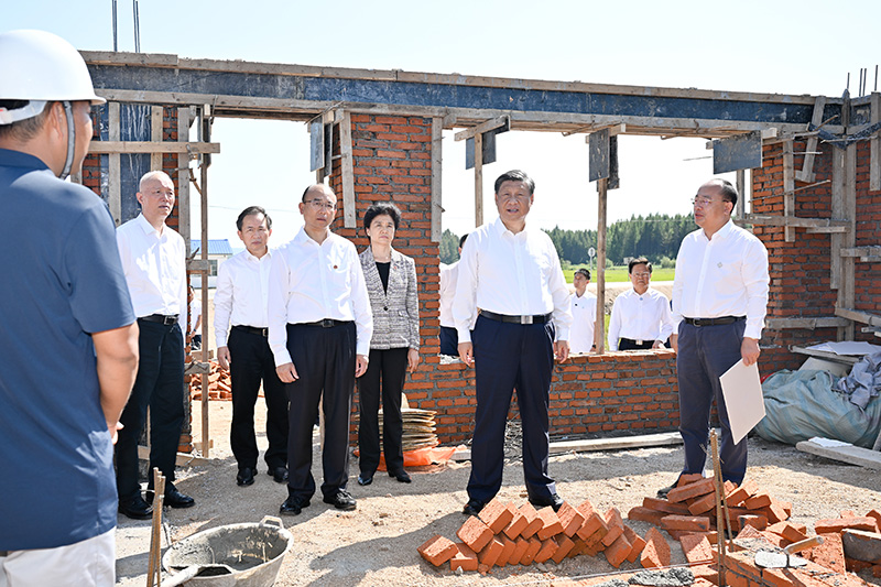 9月6日至8日，中共中央總書記、國家主席、中央軍委主席習(xí)近平在黑龍江考察。這是7日上午，習(xí)近平在遭受洪澇災(zāi)害的哈爾濱尚志市老街基鄉(xiāng)龍王廟村，察看水毀房屋重建情況。