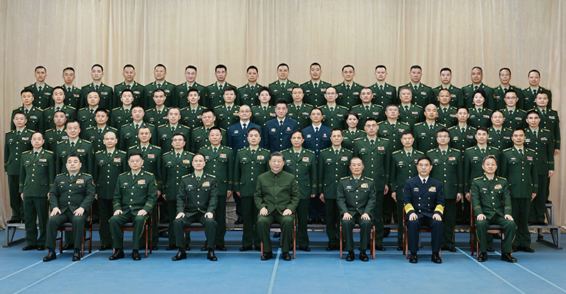 11月29日，中共中央總書記、國家主席、中央軍委主席習近平到武警海警總隊東海海區(qū)指揮部視察。這是習近平親切接見東海海區(qū)指揮部有關同志，同大家合影留念。